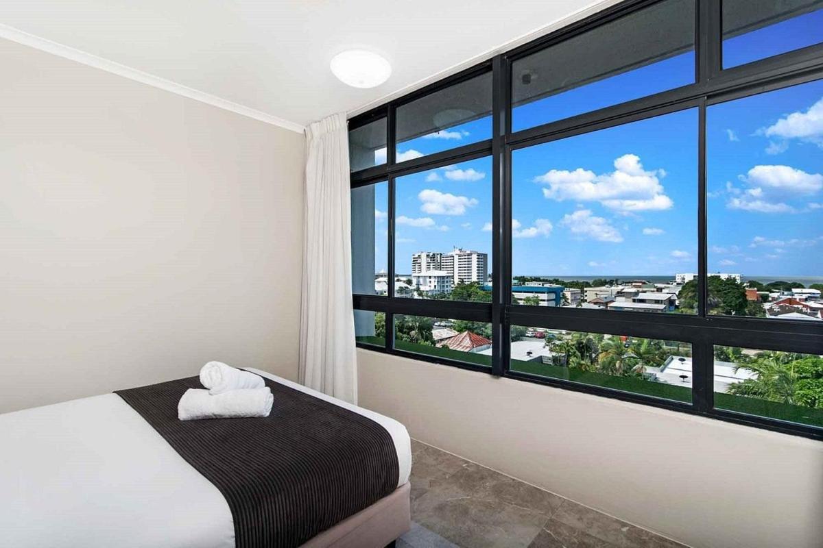 Sunshine Tower Hotel Cairns Exterior photo